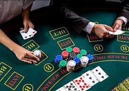 Pengguna berinteraksi dengan dealer live casino melalui fitur chat langsung